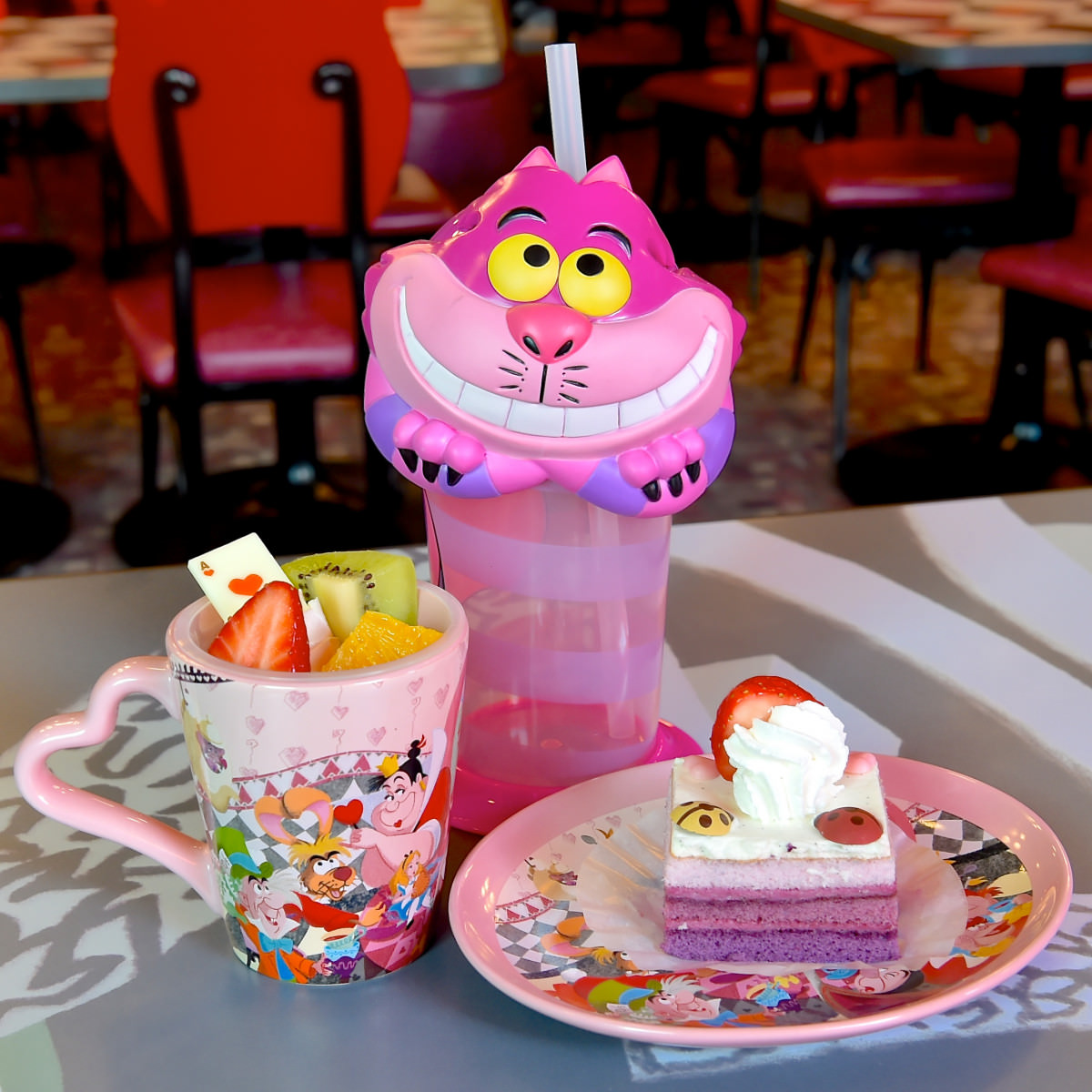 ふしぎの国のアリスキャラがいっぱい！｢クイーン・オブ・ハートの