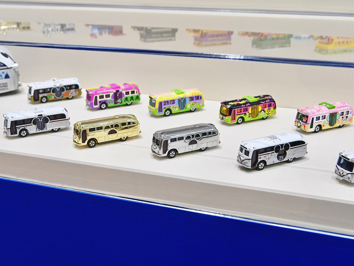 歴代トミカ約250台が大集合！東京ディズニーリゾート・ビークル