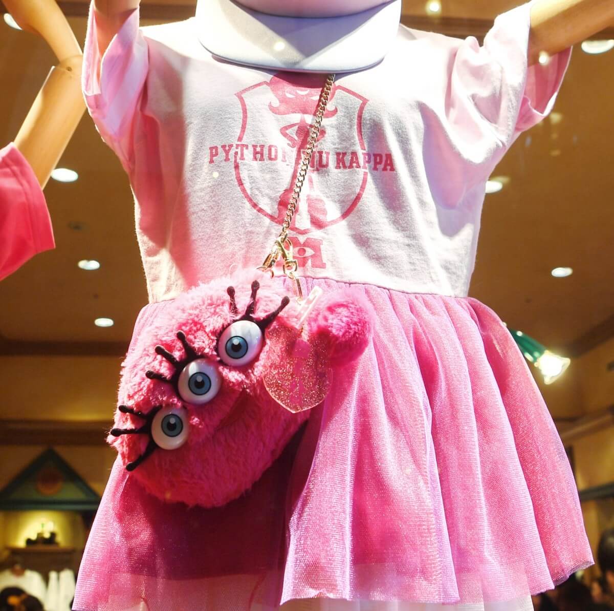 ピンクがキュートな｢パイソン・ニュー・カッパ｣デザイン！東京