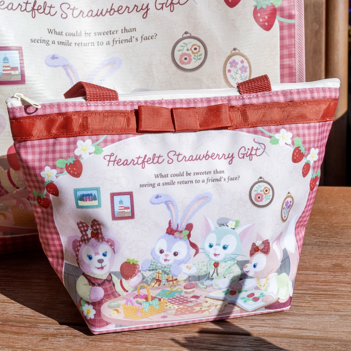 ダッフィー＆フレンズのハートフェルト・ストロベリーギフト”デザイン