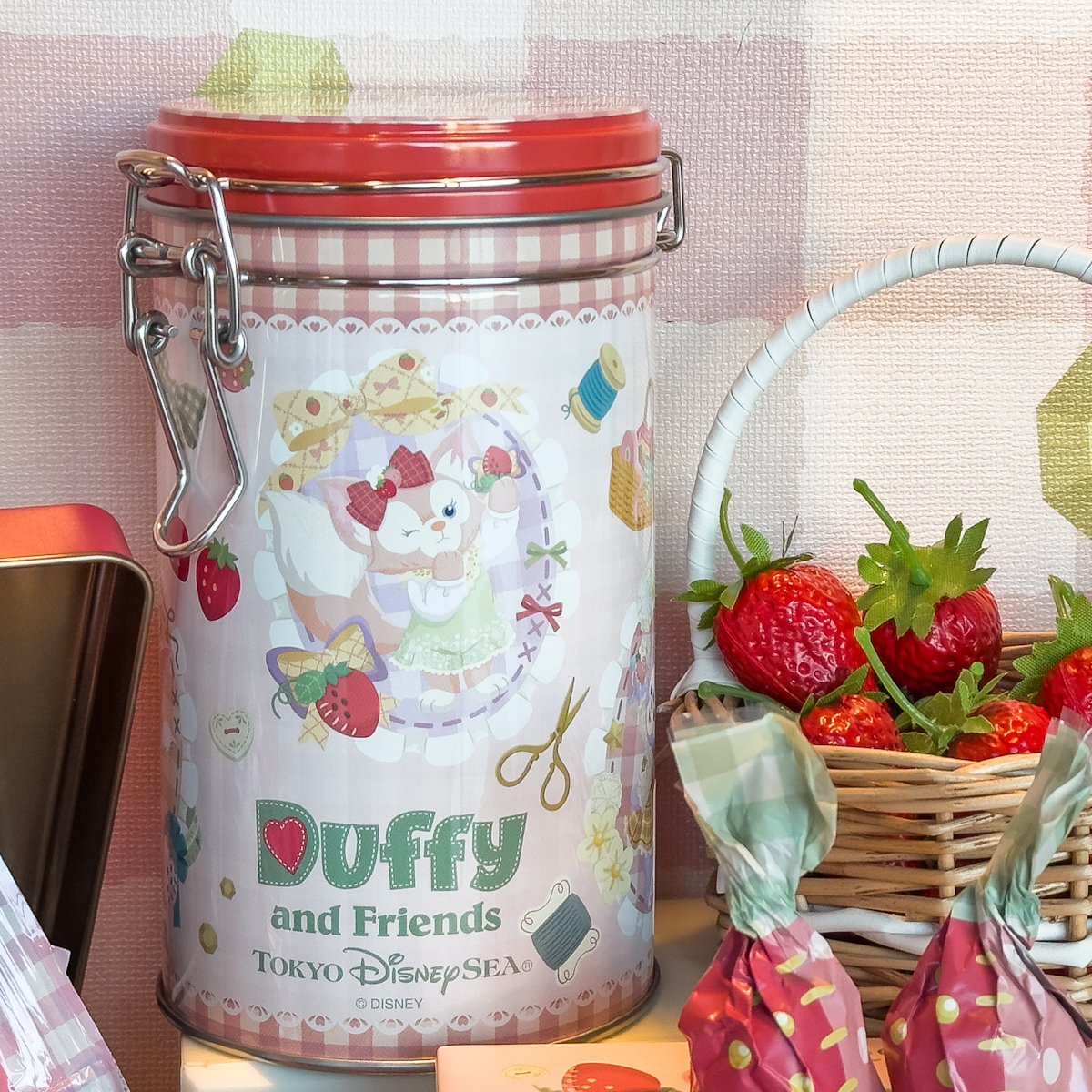 いちごを抱えた姿もかわいい！