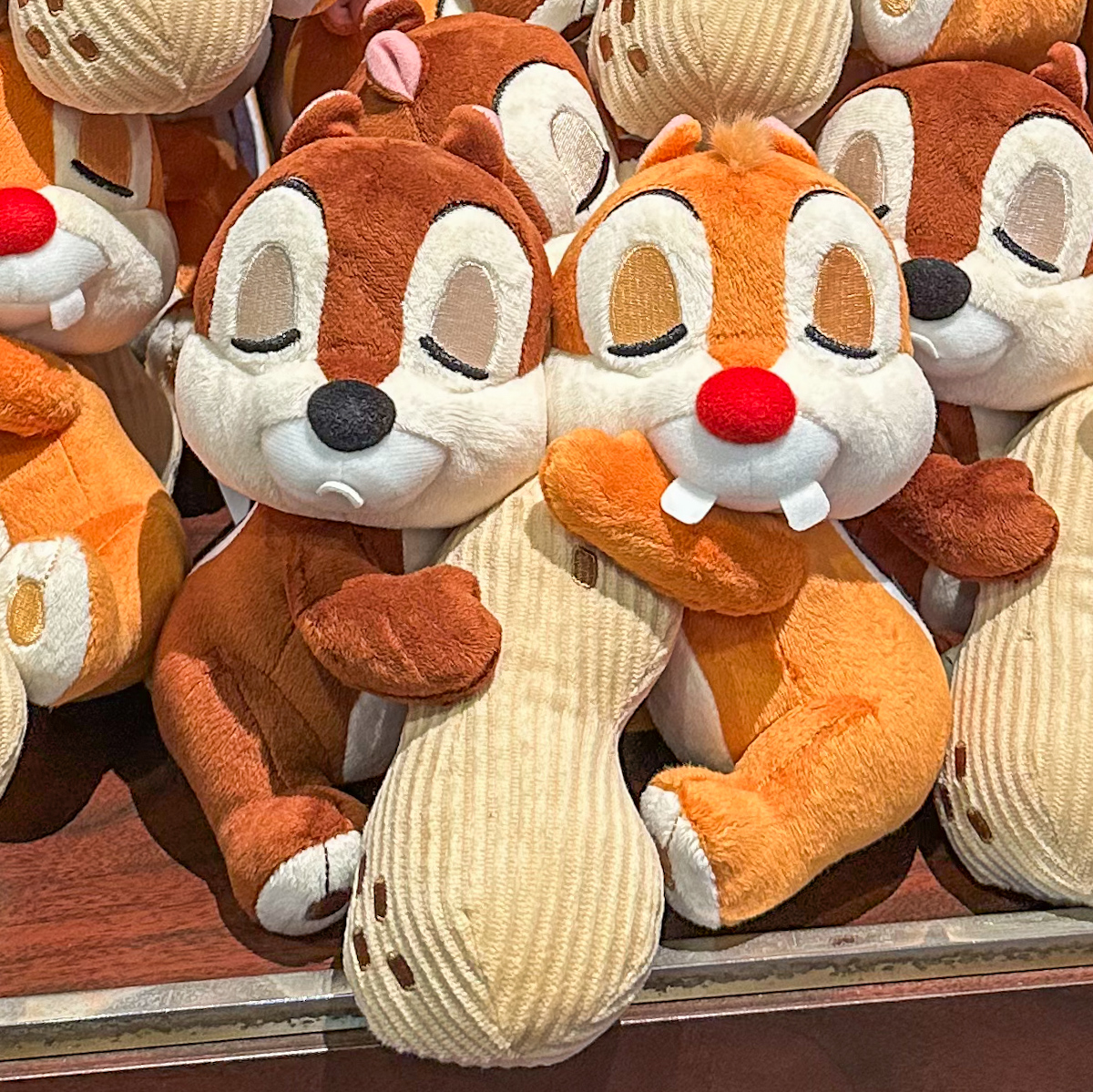 ねんねしている「チップ&デール」！東京ディズニーランド「ミッキー