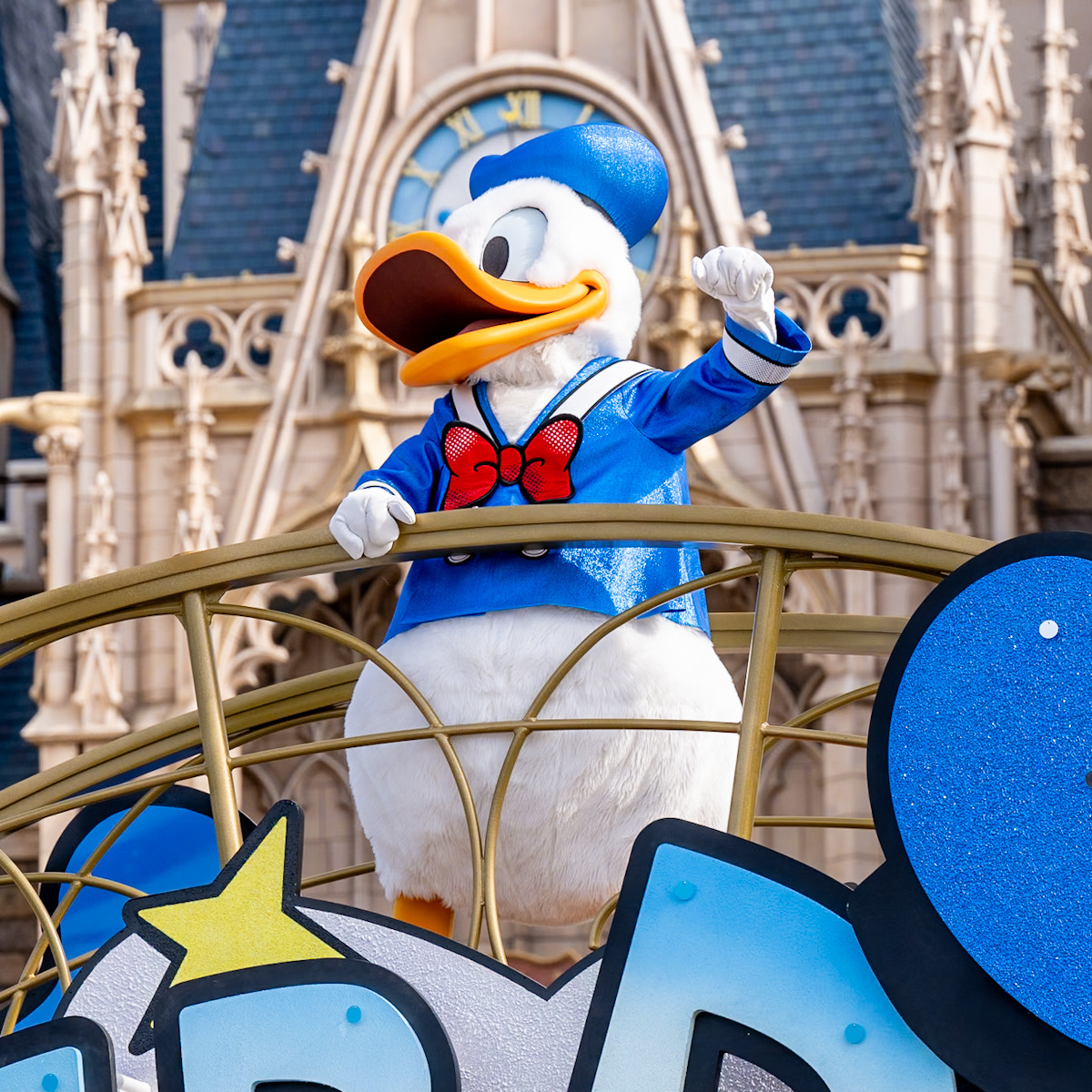 スーパースターのドナルドを称えるパレード！東京ディズニーランド