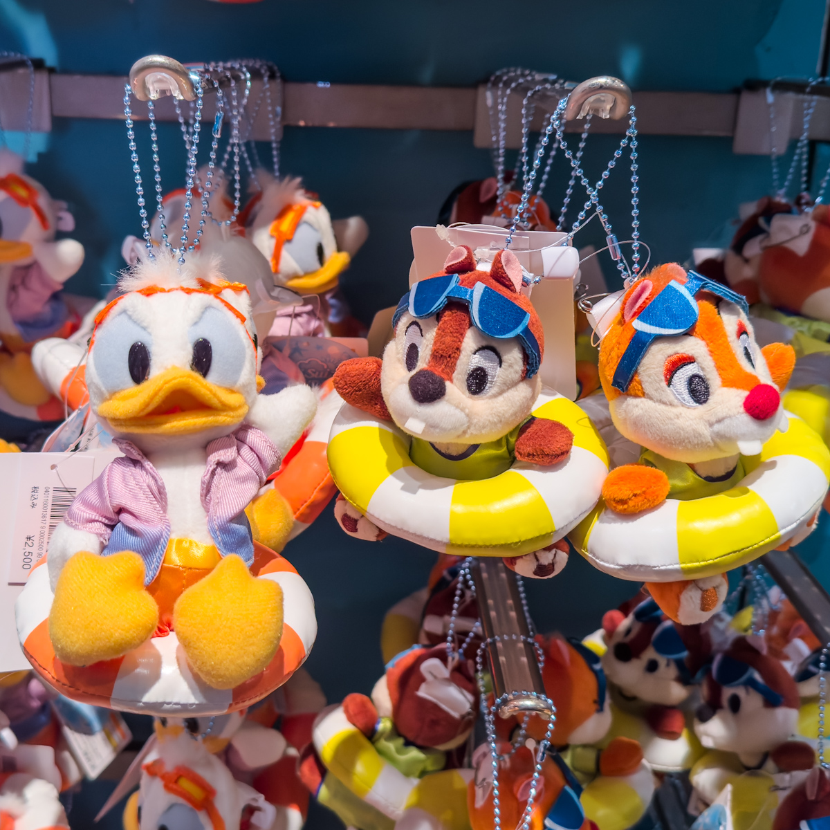 水着を着て浮き輪に入ったチップ＆デールも！東京ディズニーリゾート