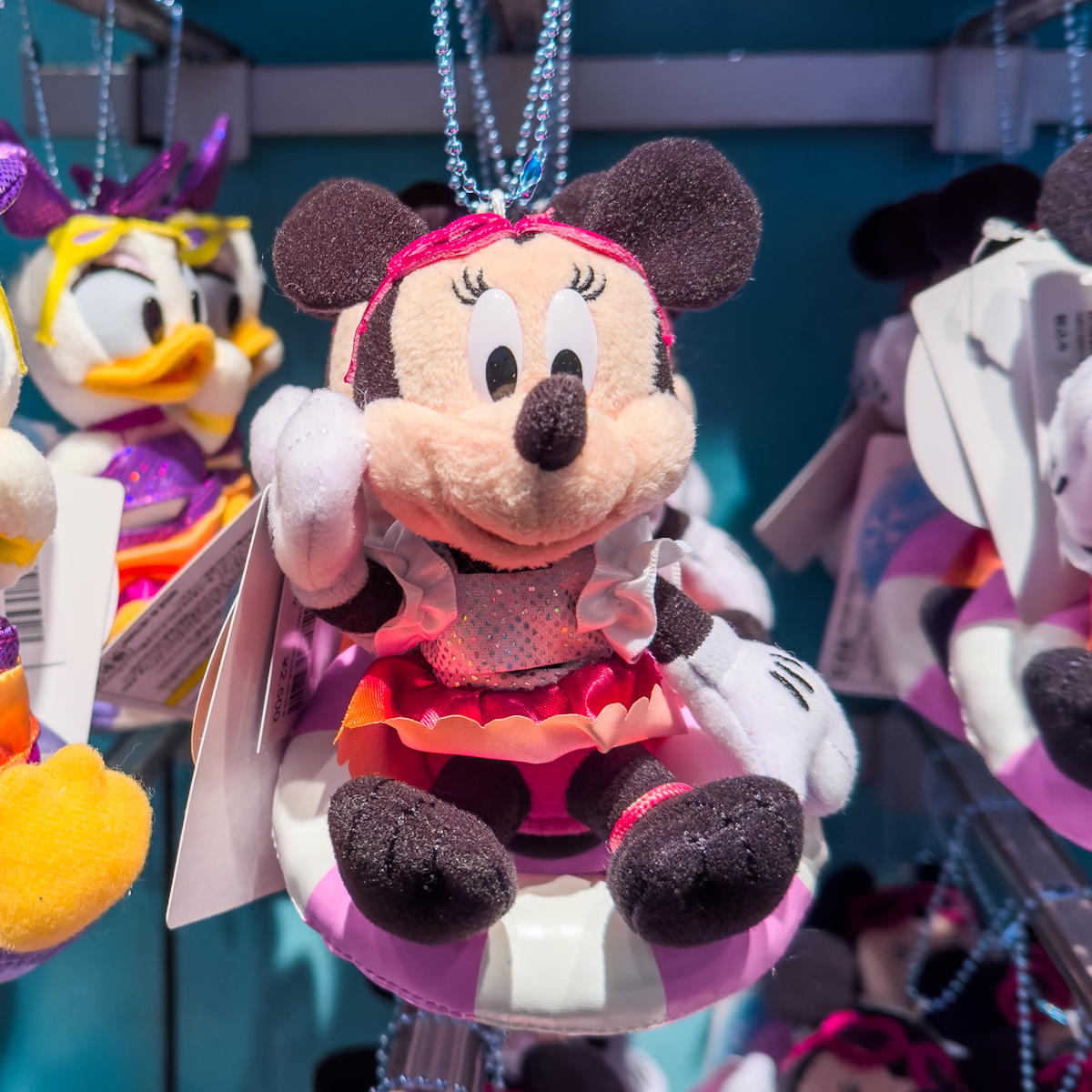 水着を着て浮き輪に入ったチップ＆デールも！東京ディズニーリゾート