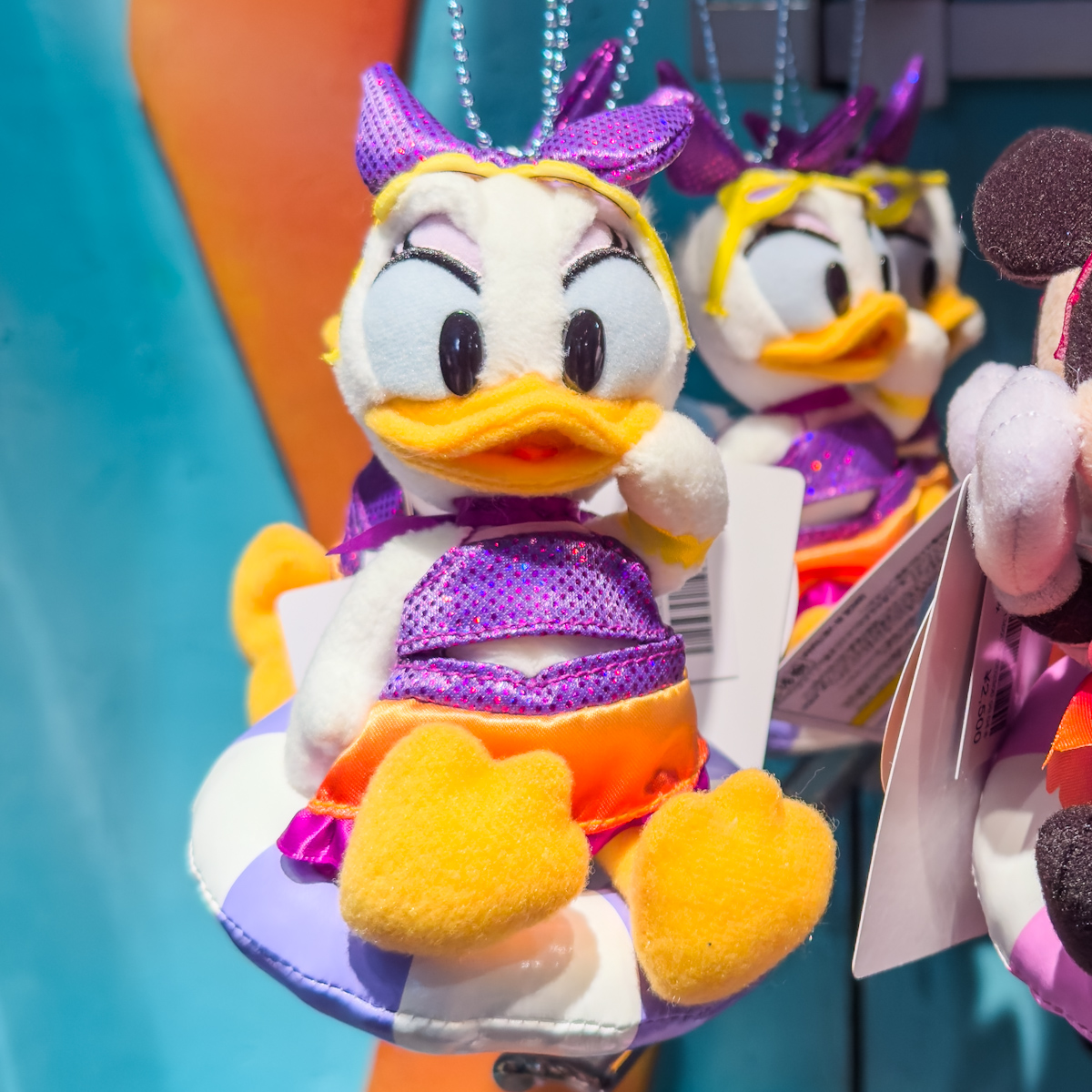 水着を着て浮き輪に入ったチップ＆デールも！東京ディズニーリゾート