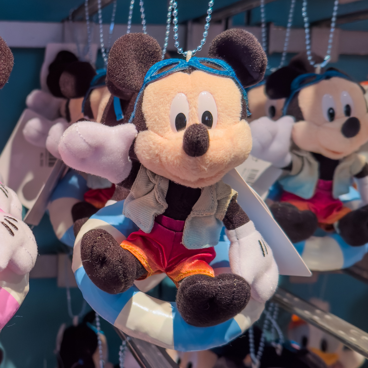 水着を着て浮き輪に入ったチップ＆デールも！東京ディズニーリゾート