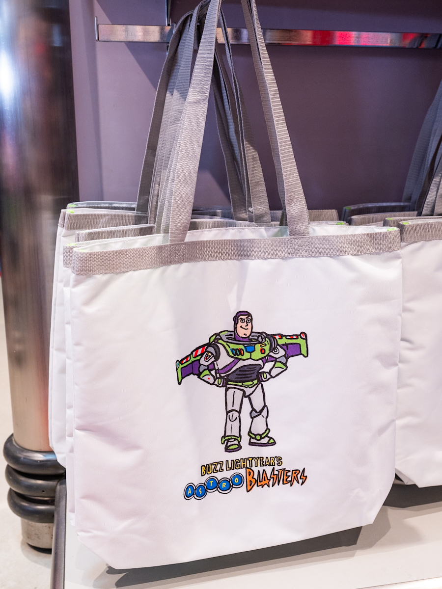 アトラクション「バズ・ライトイヤーのアストロブラスター」デザイン