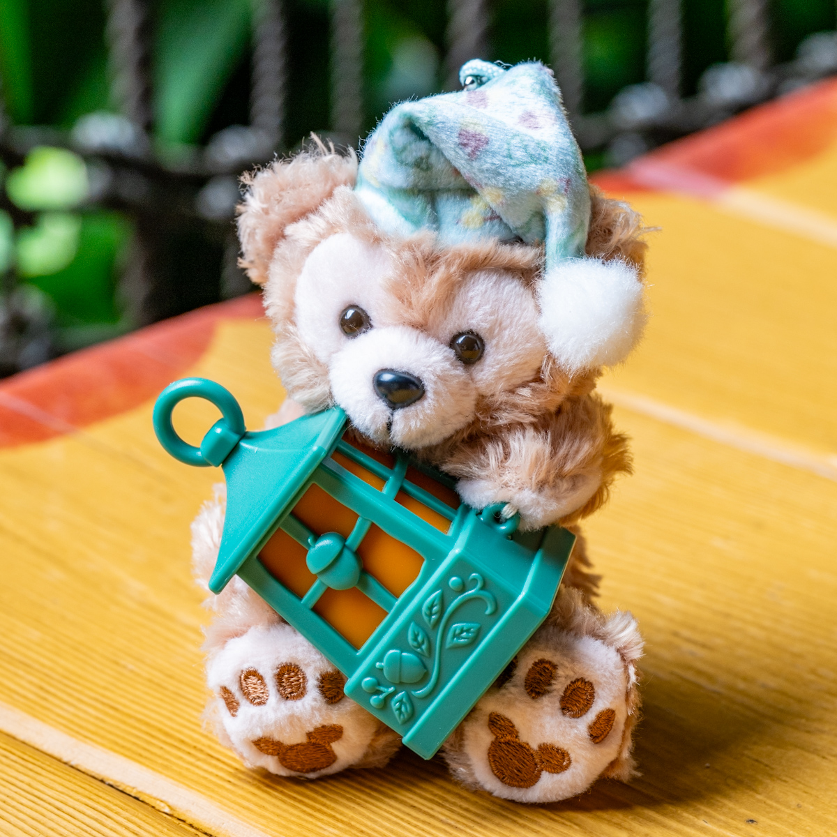 光るランタンを抱えたダッフィーたち！東京ディズニーシー”ダッフィー