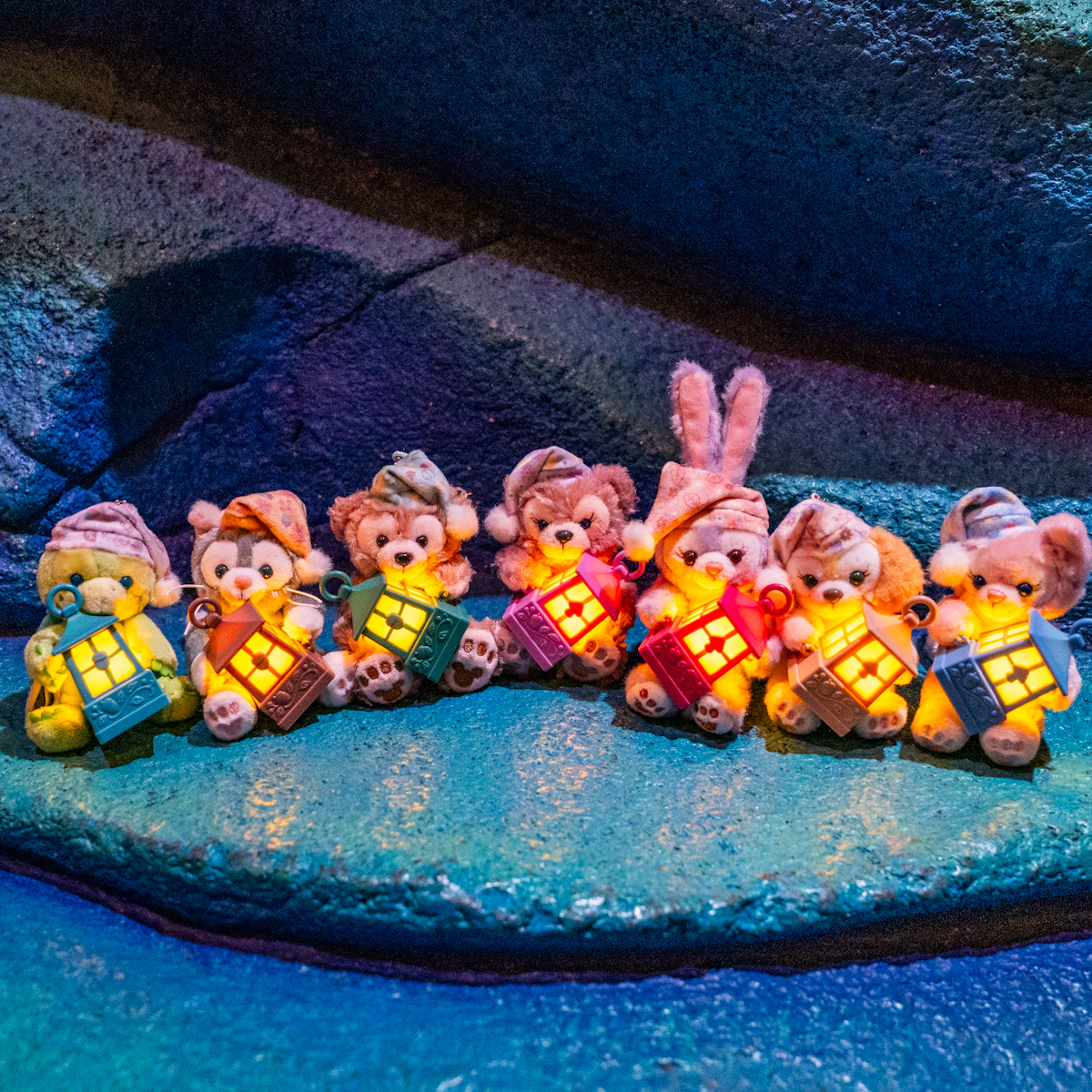 光るランタンを抱えたダッフィーたち！東京ディズニーシー”ダッフィー