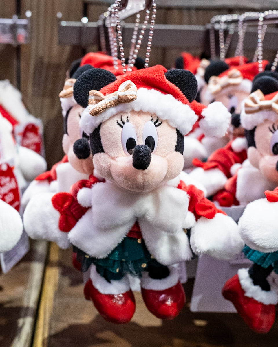 クリスマスの飾り付けを手伝うミッキーたちをデザイン！東京ディズニー