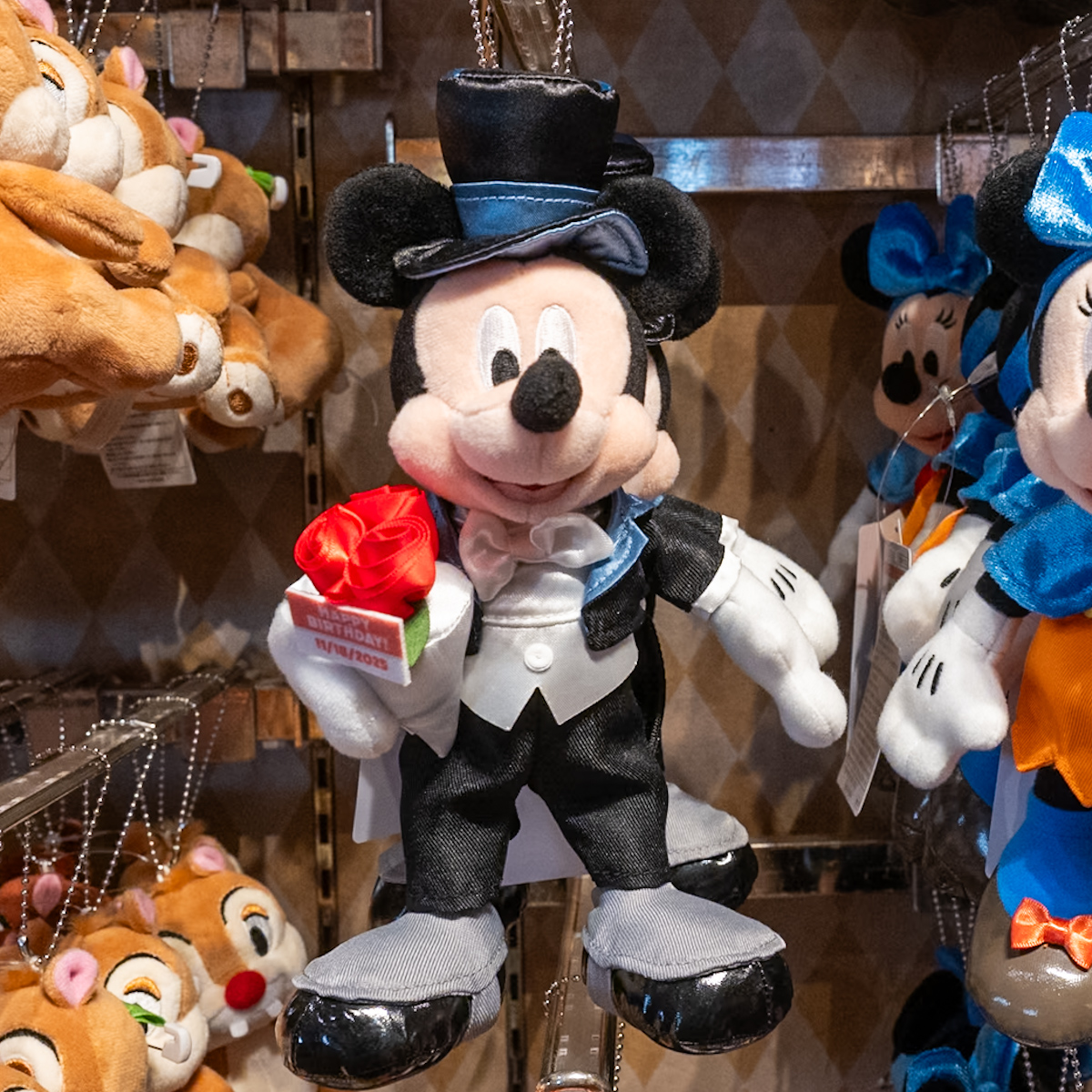 花束を持ったぬいぐるみバッジ！東京ディズニーランド2025ミッキー