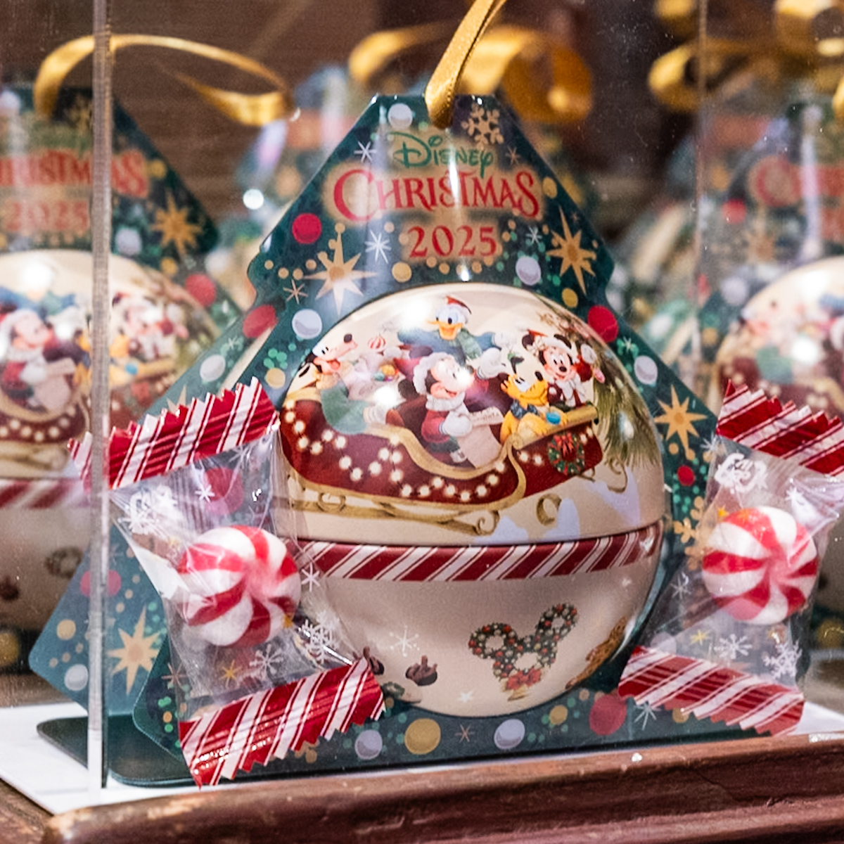 クリスマスの飾り付けを手伝うミッキーたちをデザイン！東京ディズニー