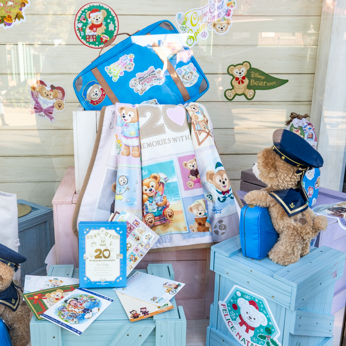 ダッフィーとの思い出が蘇る20年間のアートがつまったグッズ！ 東京
