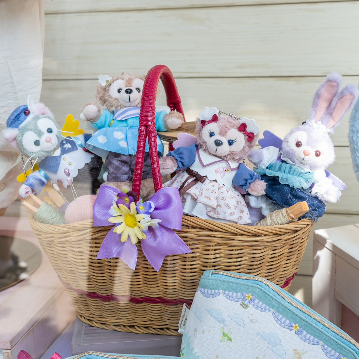 鳥のダンスコスチュームを着た4人！東京ディズニーシー“ダッフィー