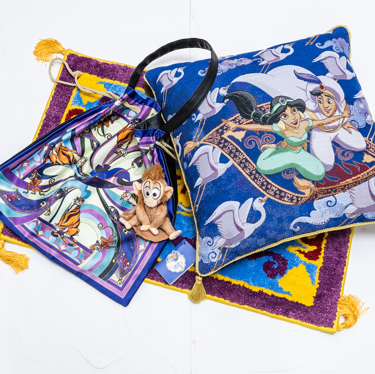 魔法のじゅうたん”マットやアブーの肩のせぬいぐるみも！ディズニー