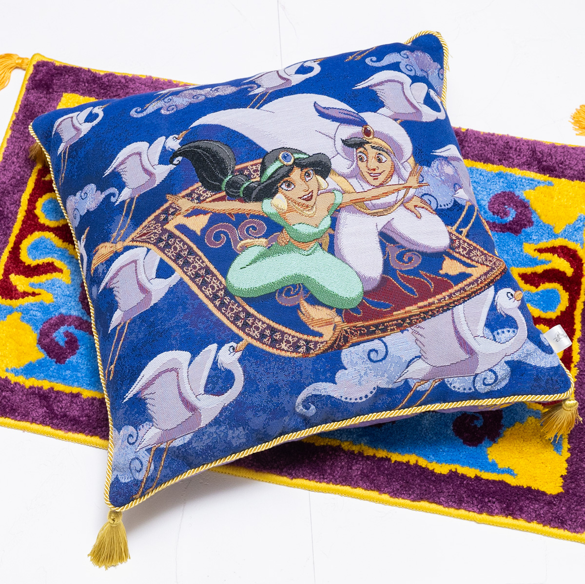 魔法のじゅうたん”マットやアブーの肩のせぬいぐるみも！ディズニー