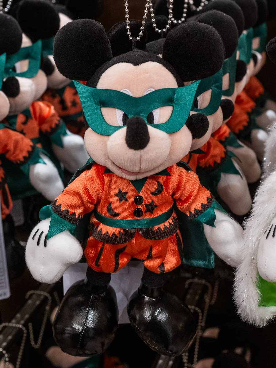 懐かしいハロウィーンコスチュームを着たミッキーをデザイン！東京