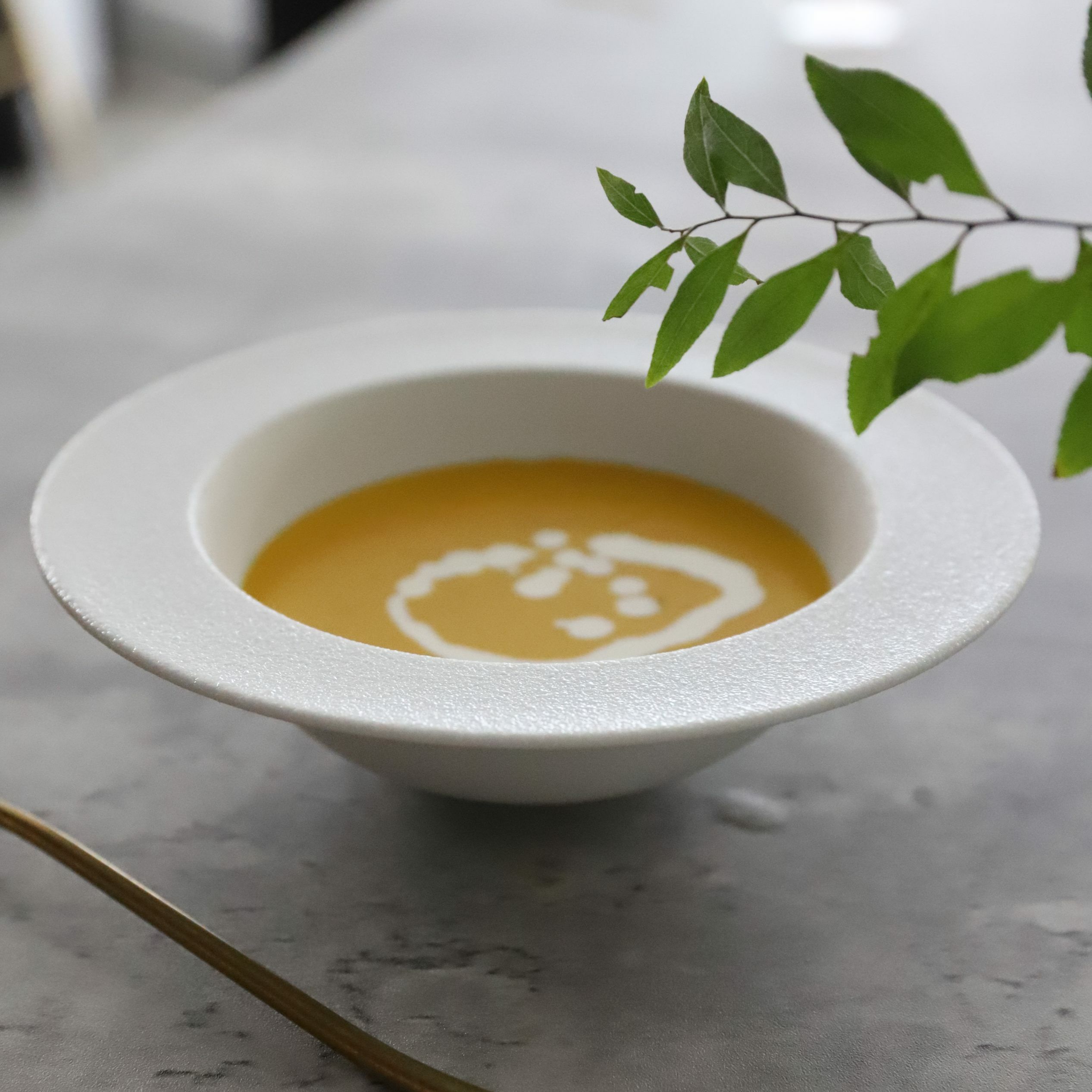 有田焼 白いスープパスタリムボウル 18cm スノー｜おしゃれな食器M苦楽園｜