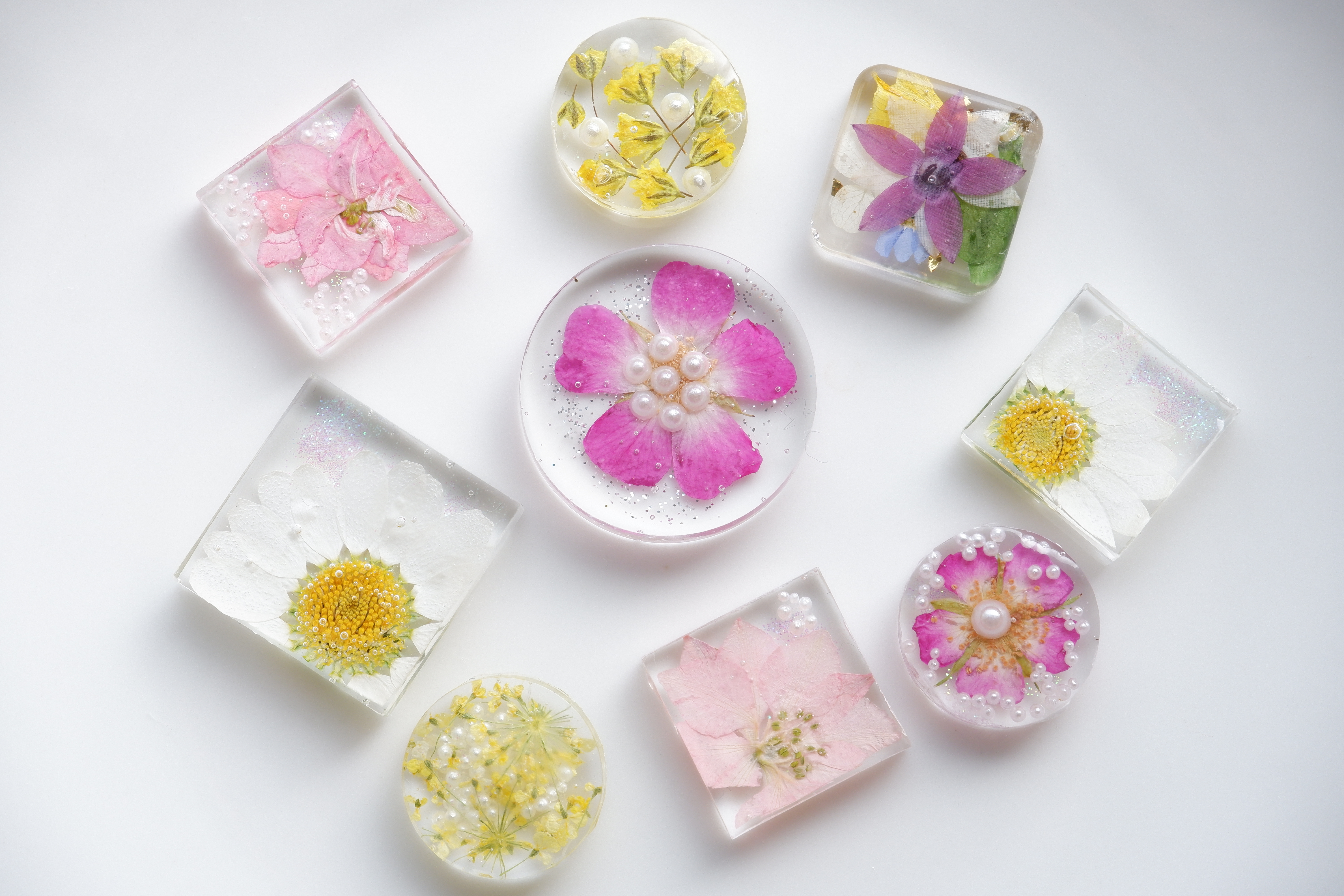 大流行！人気の押し花で作るレジンアクセサリー | レジンアクセサリー