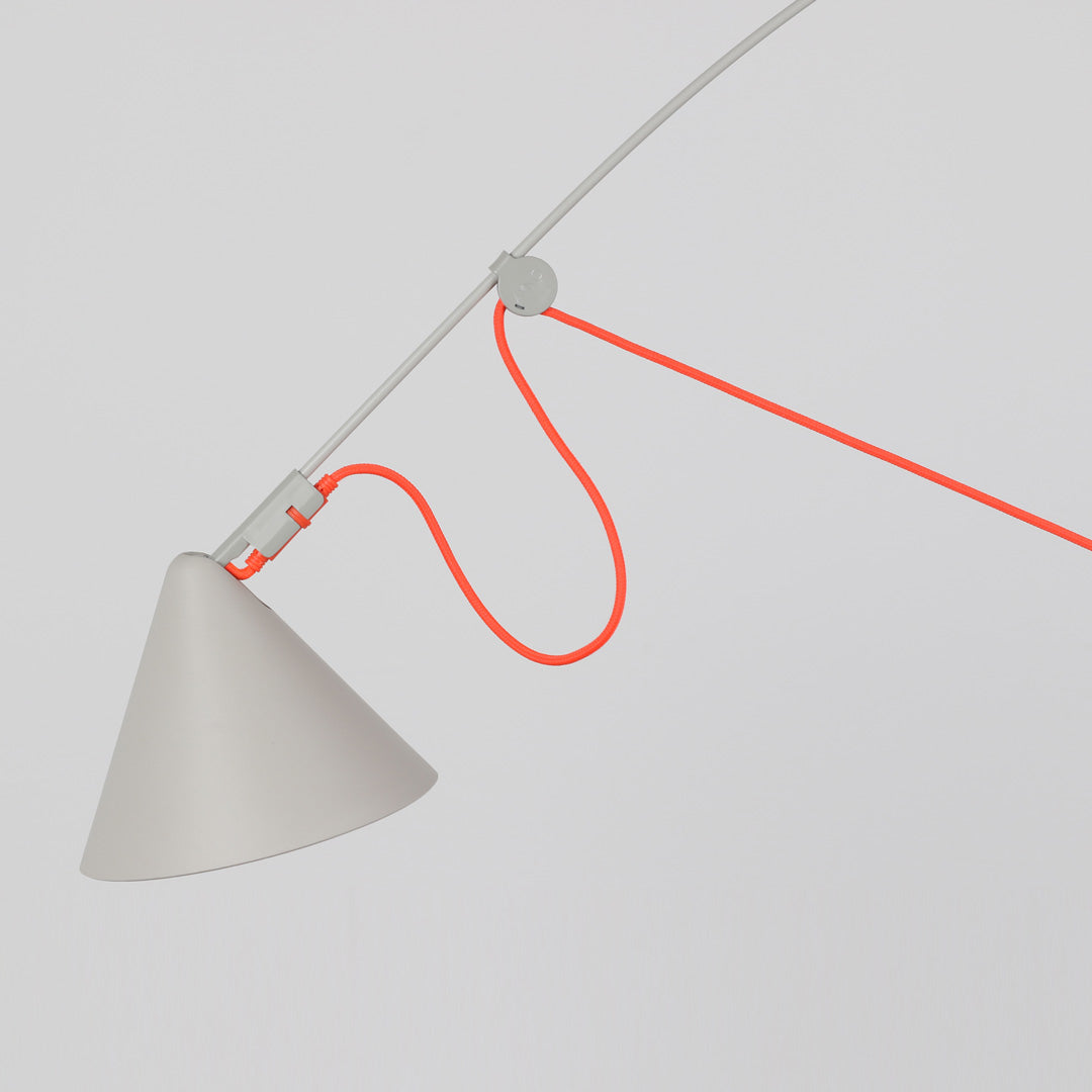 AYNO L フロアランプ、シルクグレー – シュテファン・ディーツ