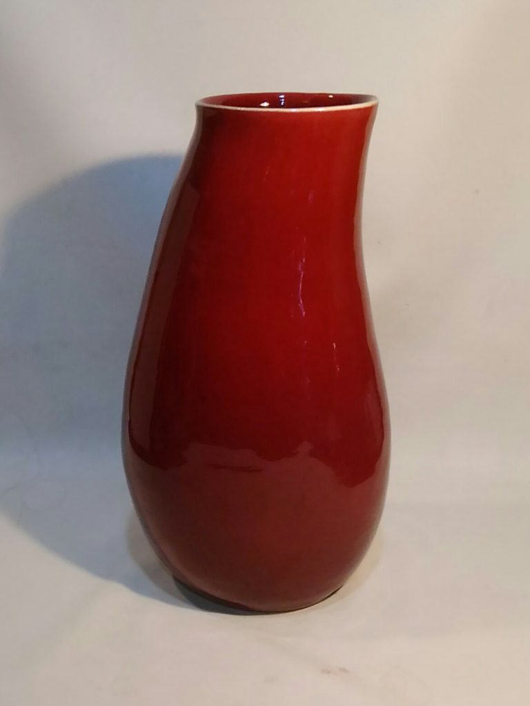 辰砂釉という赤い釉薬をかけた手びねり壺です。 | 三池焼ホームページ