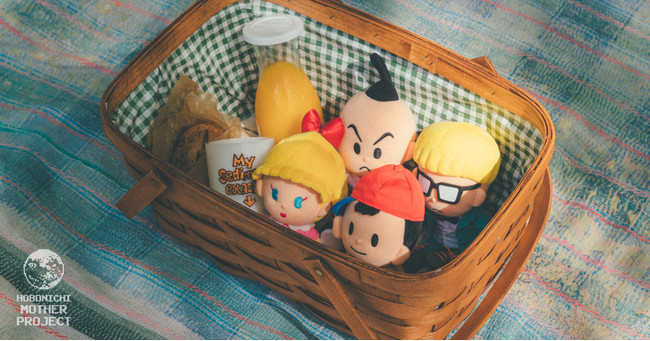 イヌてきなおにいさんのぬいぐるみやMOTHERロゴのバッグ、万年筆