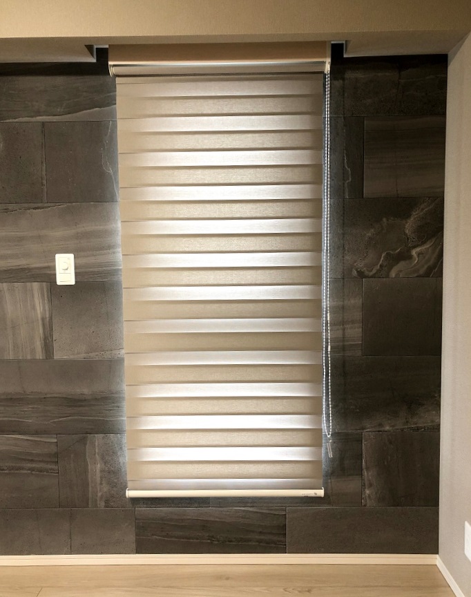 遮光対応の「調光ロールスクリーン」。タチカワブラインド『デュオレ』