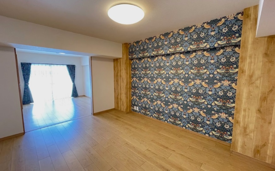 リリカラの「V&A」コレクション。ウイリアム モリスの壁紙とカーテンの