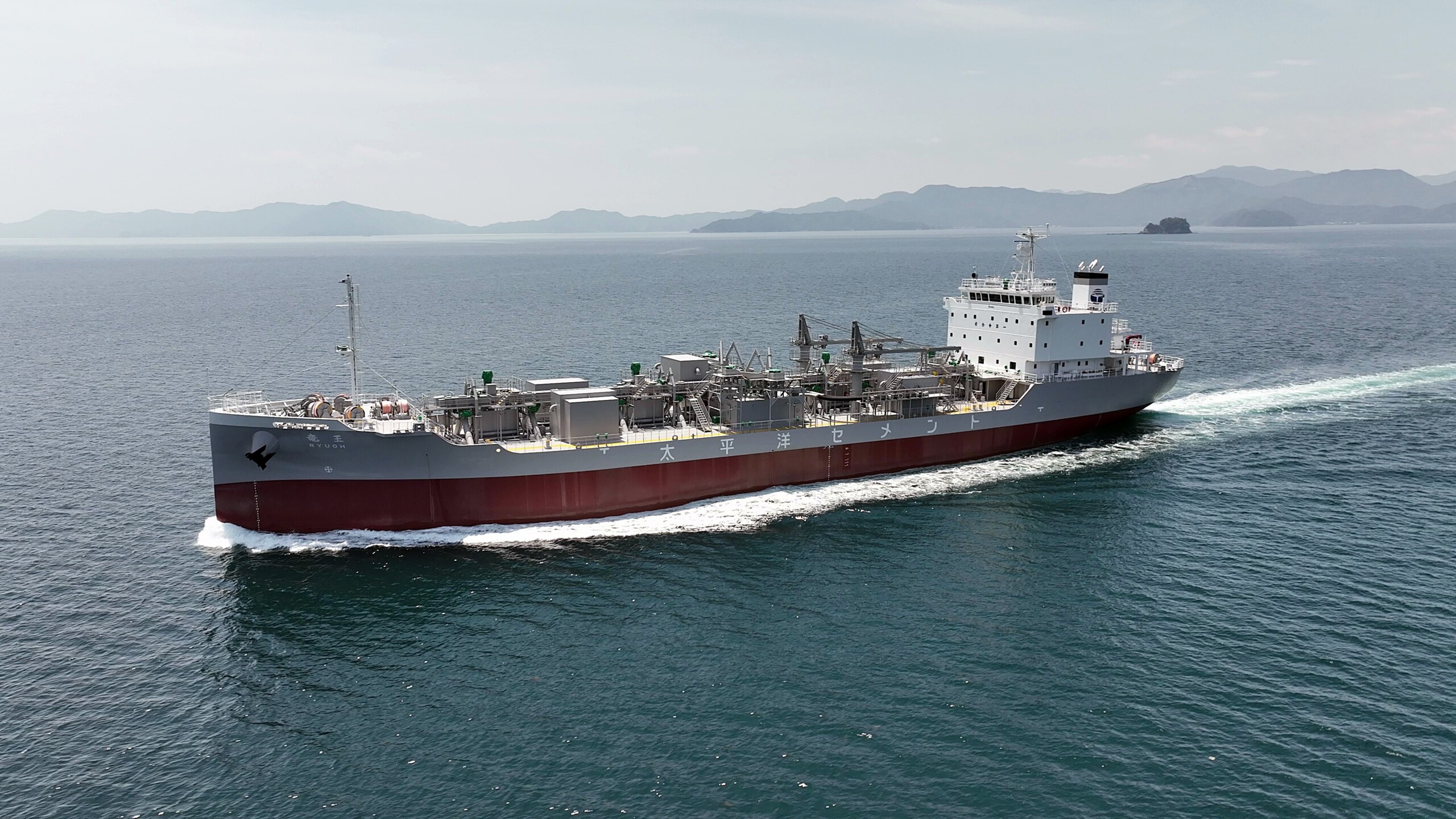 6/27(金) 5300総トン(7500D/W)型セメント運搬船が竣工致しました