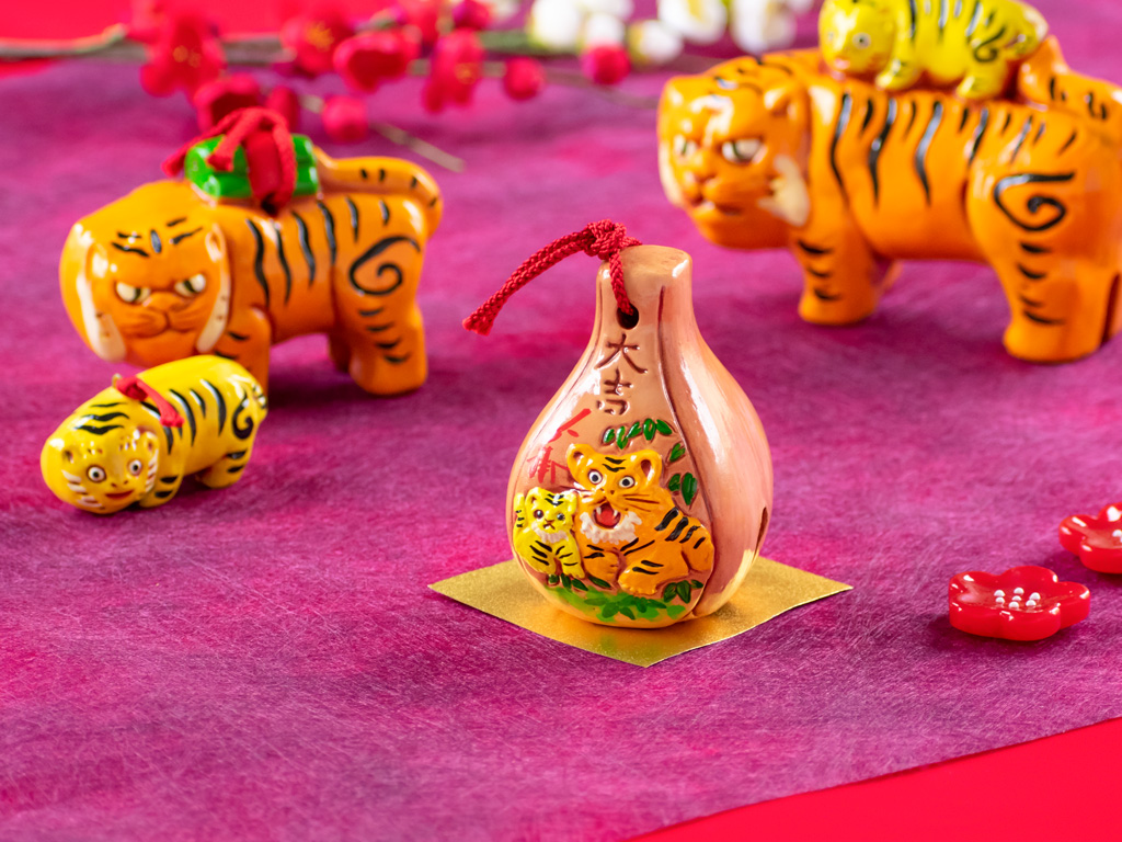 広島みやげ｜何とも言えない表情がたまらない 新年には越智陶芸の