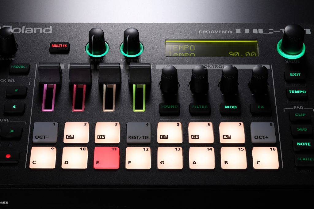 これ1台で曲作り、ライブパフォーマンスも！Roland MC-707/MC-101