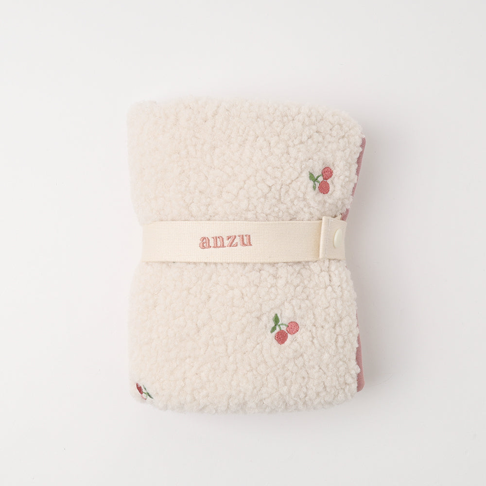 さくらんぼ柄ボアカフェマット【名入れ刺繍対応】 – moncheri