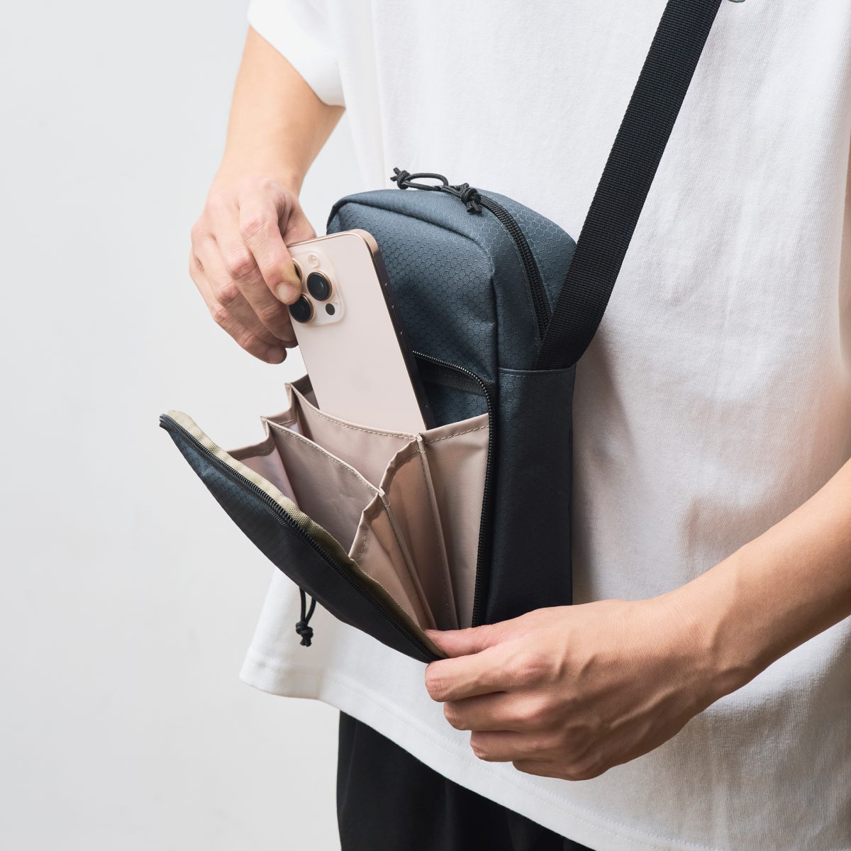 セブン‐イレブン限定の人気No.1付録」コールマンのショルダーバッグは