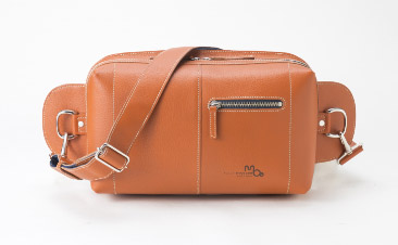 ボディバッグ。iPadが入る姫路レザーのショルダーバッグ | moe