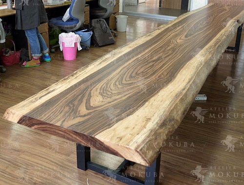 ダイニングテーブルxゼブラウッド【福岡県 事務所】特大サイズのゼブラ