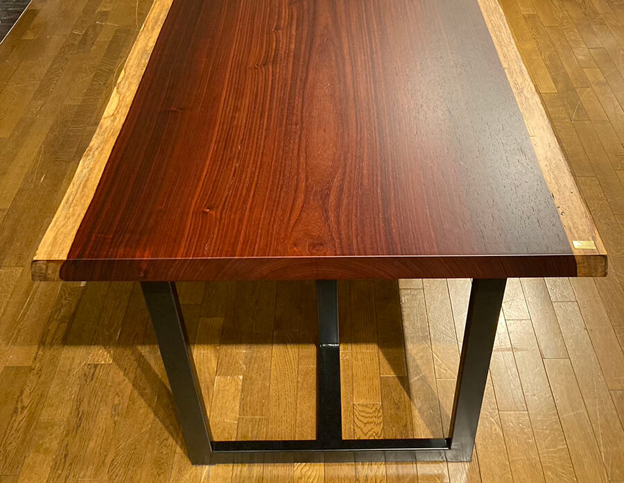 一枚板テーブルの専用脚と天板の固定について一枚板家具専門店が解説