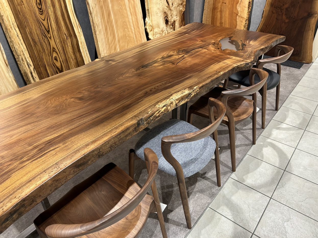 色や杢目だけじゃない、一枚板の “耳” についてご紹介！ | 一枚板