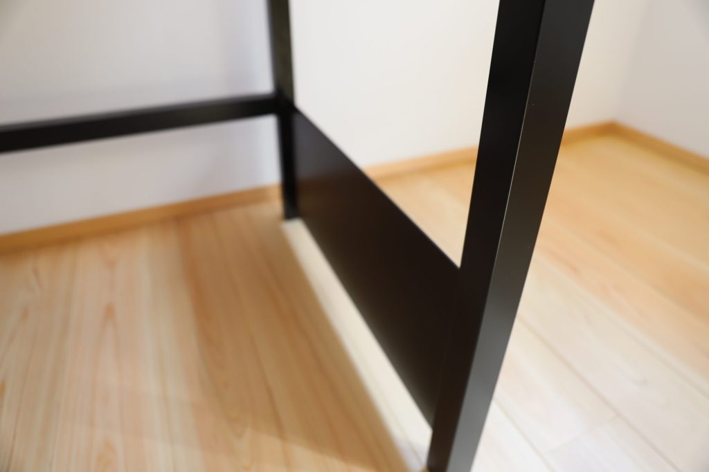 紀州材檜のデスク・学習机（紀州材・檜×黒鉄脚） | 杢美 −MOKUHARU