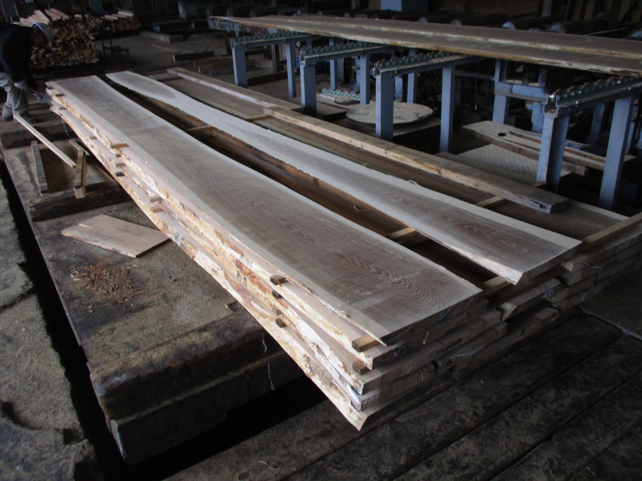 建築用材】アフリカ産“サペリ”を柾目に製材しました | 無垢材商品情報