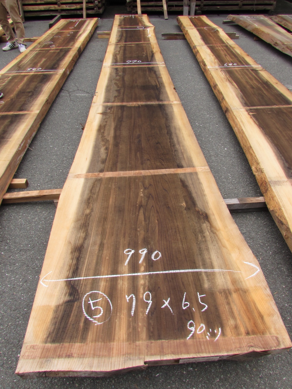 杉（スギ） 厚み65mmと90mmのカウンター用一枚板を検品しました | 一枚