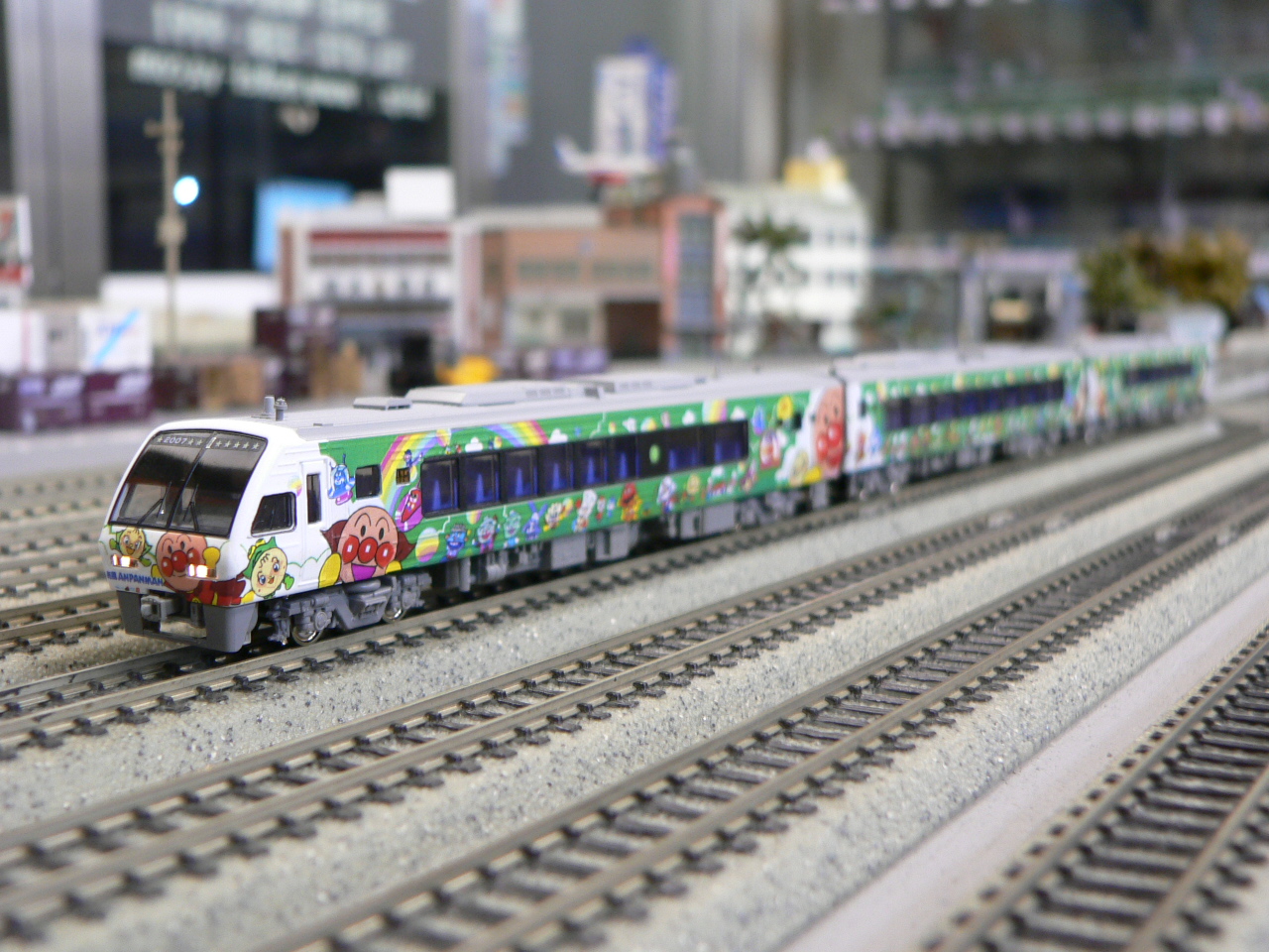 カトーのJR四国2000系にR工房さんのアンパンマン列車ラッピング