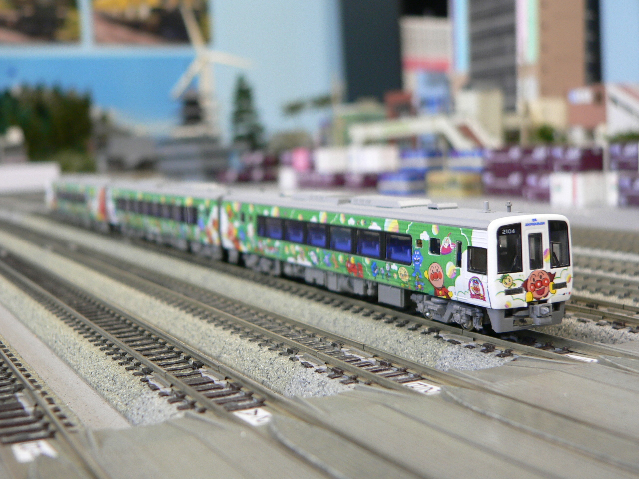 カトーのJR四国2000系にR工房さんのアンパンマン列車ラッピング