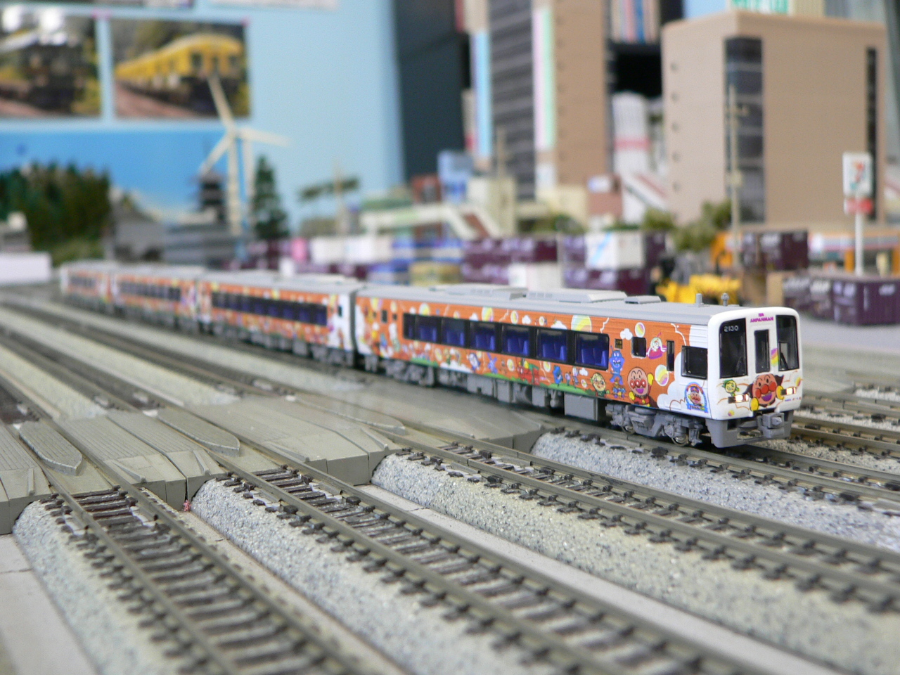 カトーのJR四国2000系にR工房さんのアンパンマン列車ラッピング