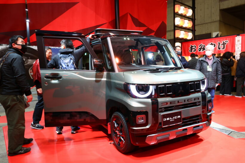 そのお面も欲しいです！ “デリカ祭り”の三菱自動車ブースは大人も