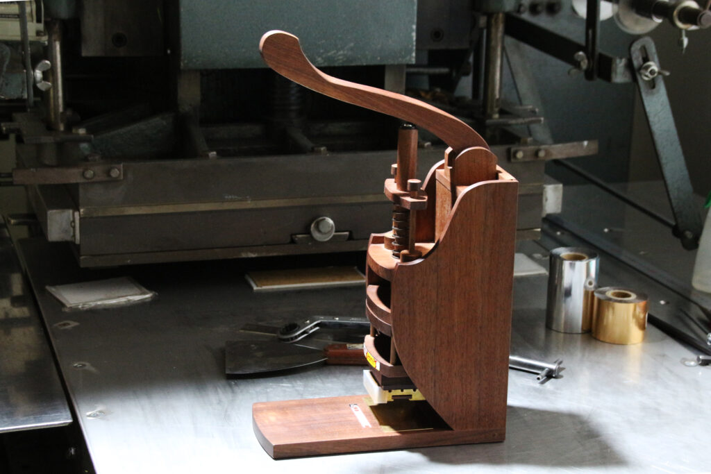 世界で10台の限定品。自宅で手軽に扱える木製箔押し機「木兵衛」が