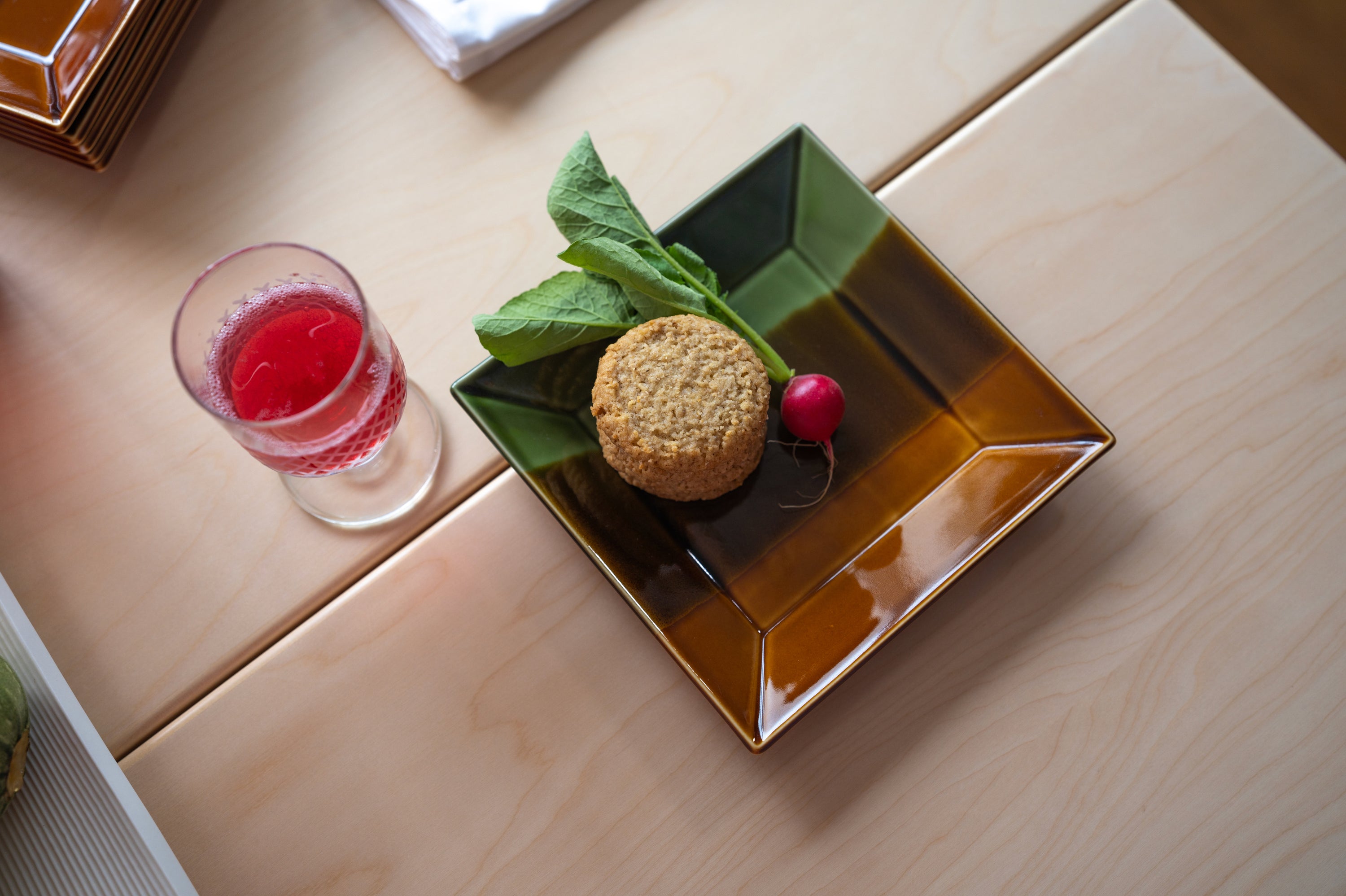 KASANE 角皿16cm こげ茶色 | 石本藤雄デザインの食器、雑貨の通販