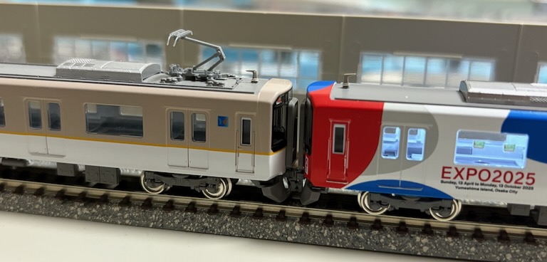 ミャクミャクがデザインされた関西万博ラッピングトレイン〜近鉄 9820