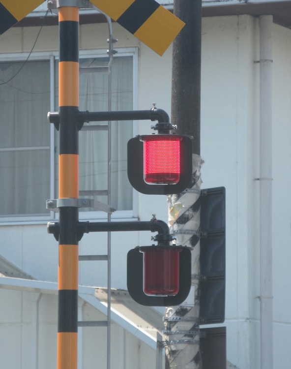 四角い踏切警報器。｜つれづれ日記｜読みもの | 和歌⼭南⼤阪 「無垢の