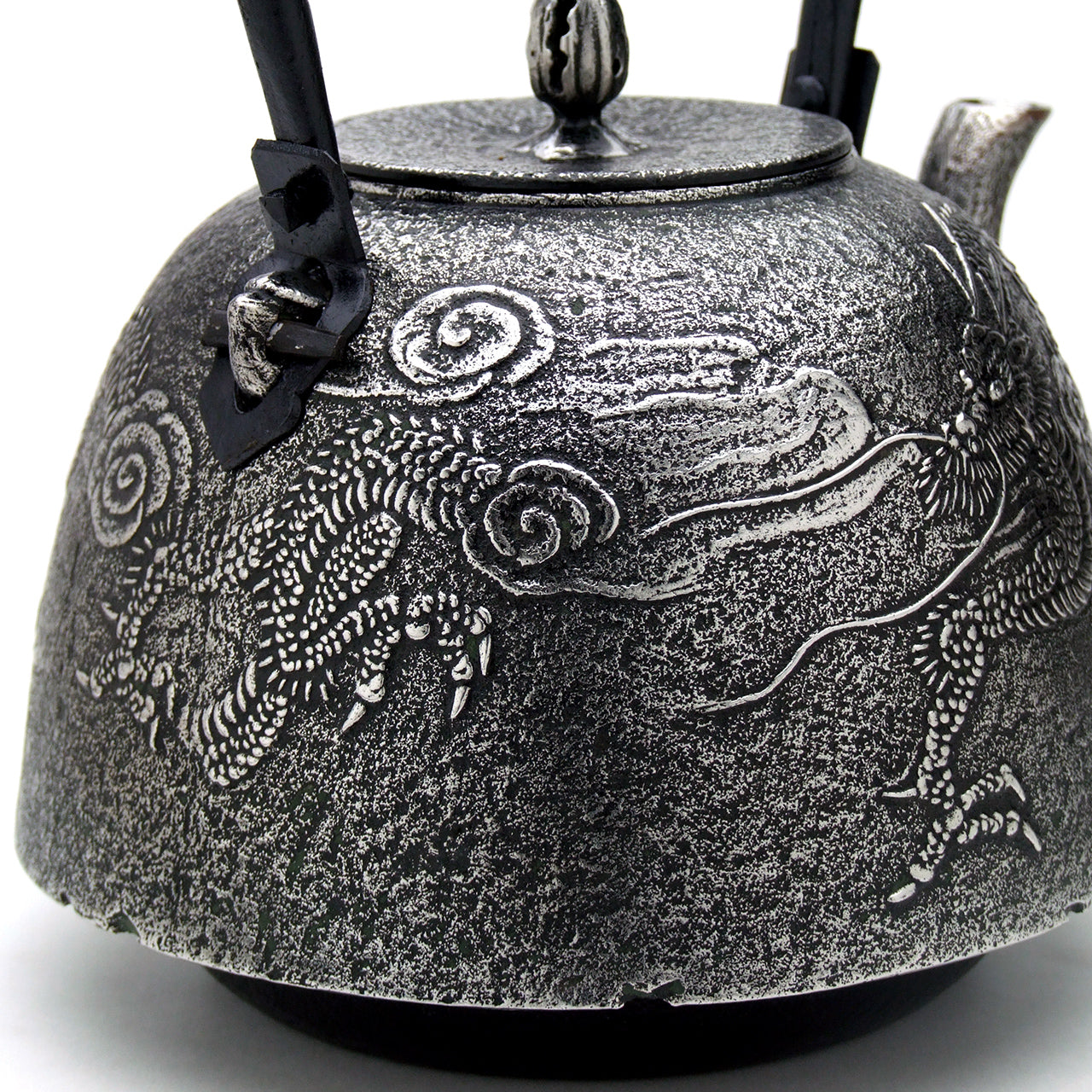 南部鉄瓶｜南部型 雲龍 2.0L – 有限会社薫山工房